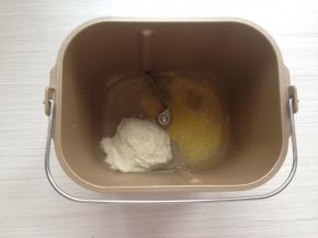 老面、水、蛋液、橄榄油、糖和盐放进面包桶里