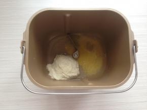 老面、水、蛋液、橄榄油、糖和盐放进面包桶里