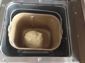 和面10分钟，静置5分钟后，再和面15分钟，和出光滑的面团