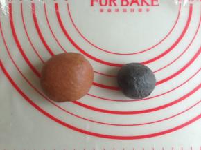 另外分出1个45克面团，加上1.8克可可粉，和成可可色的面团。1个10克面团加上适量竹炭粉，和成黑色面团。还有一个白色面团剩余，先盖上保鲜膜