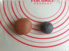 另外分出1个45克面团，加上1.8克可可粉，和成可可色的面团。1个10克面团加上适量竹炭粉，和成黑色面团。还有一个白色面团剩余，先盖上保鲜膜