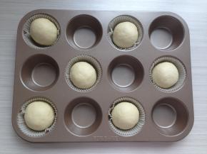 收口朝下，放入法焙客12连模内。模具内放入6个纸杯，间隔着放，以免发酵的时候，会粘连