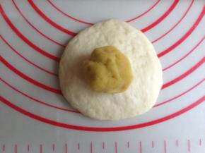 45克白色面团擀圆，包入40克左右的馅料