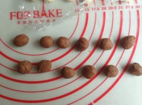 可可色面团分成每个3克，总共12个，做狗耳朵