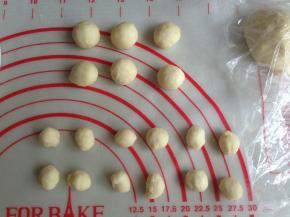 在等待发酵的过程中，做小狗的其他部分。白色面团分成每个4克面团，总共6个，做狗鼻子；每个2克面团，总共12个，做狗腿腿