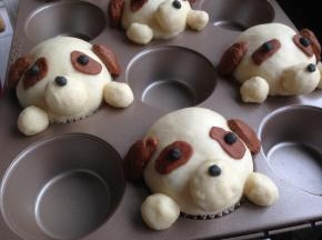 依次粘上去。最后揪出一点点黑色面团，做眼珠子和狗鼻子上面的一点