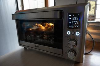 放入已经预热到上火165度，下火170度的烤箱，烘烤25分钟左右。烘烤时注意观察，有点上色的时候就要加盖锡纸，以防上色过深。在最后10分钟的时候，我将烤盘移到最下面一层烘烤的