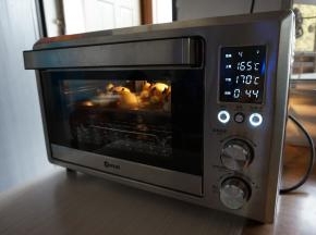 放入已经预热到上火165度，下火170度的烤箱，烘烤25分钟左右。烘烤时注意观察，有点上色的时候就要加盖锡纸，以防上色过深。在最后10分钟的时候，我将烤盘移到最下面一层烘烤的