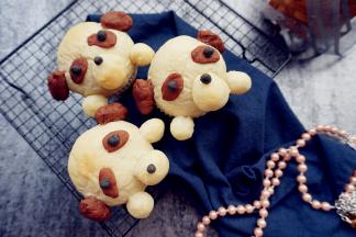 烘烤结束，将面包取出晾凉，呆萌的小狗面包就做好了