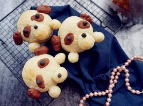 烘烤结束，将面包取出晾凉，呆萌的小狗面包就做好了