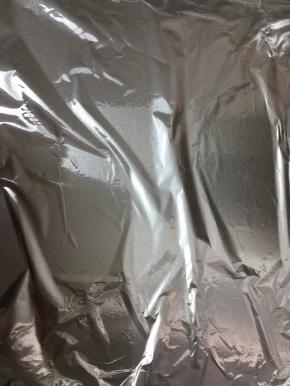 先准备好烤盘，上面铺上锡纸