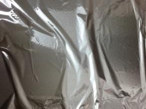 先准备好烤盘，上面铺上锡纸