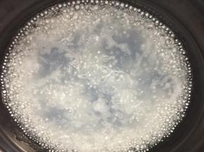 锅里烧一锅开水，要多点的开始
水烧开后放入西米熬煮