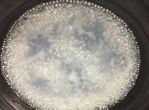 锅里烧一锅开水，要多点的开始
水烧开后放入西米熬煮