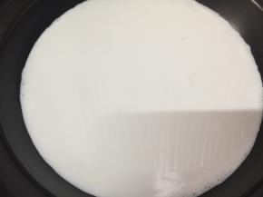 锅里倒入椰浆和奶