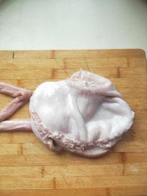 准备好主料：洗干净的猪肚一个，用清水反复冲洗到干净没有腥味颜色发白。{这个过程有些长，要有耐心}