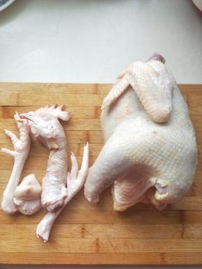 把鸡头与鸡脚，鸡屁股砍掉，我家除了鸡爪其余是不要的