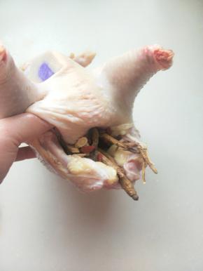 将辅料放进鸡肚子里