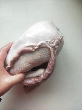 再将鸡放入猪肚里