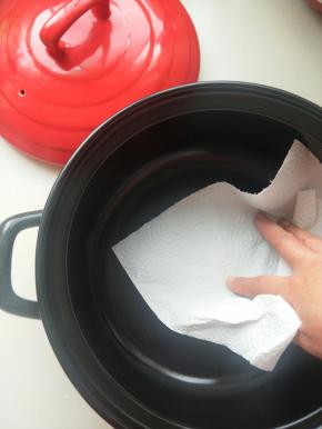 黑乐砂锅清洗干净