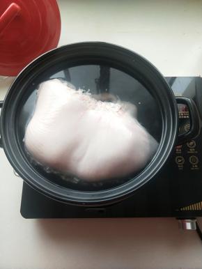 砂锅清水适量，把猪肚放下去