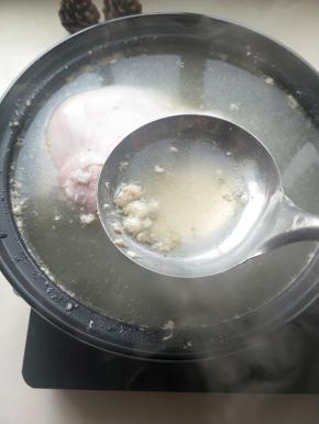 先大火烧开撇去浮沫