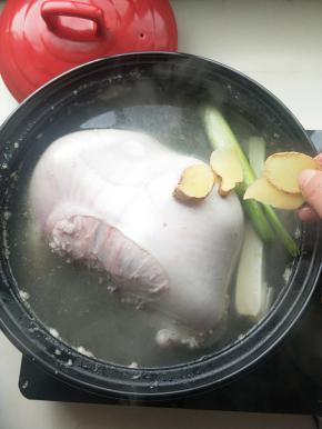 放入几片姜和葱