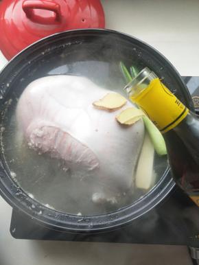 再加入一勺料酒