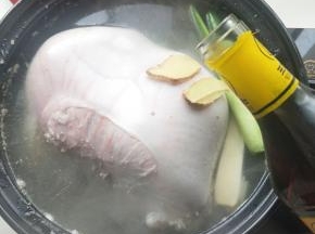 再加入一勺料酒