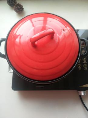 盖上盖子小火慢炖两个半小时，中途记得翻动一下