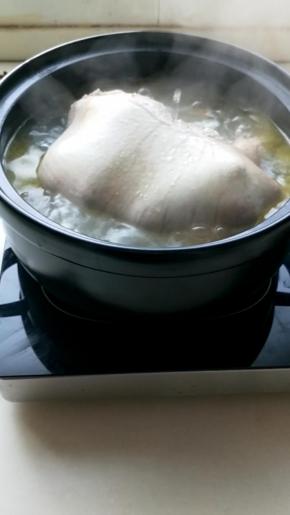 香味慢慢地出来，整间屋子都飘满了，两个半小时以后，关火（看着很油，吃的时候把油撇掉哦）