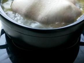 香味慢慢地出来，整间屋子都飘满了，两个半小时以后，关火（看着很油，吃的时候把油撇掉哦）