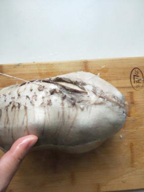 把猪肚捞出来，去除线