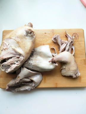 准备切件了，这时戴上一次性手套，把猪肚切成长条，鸡也切开