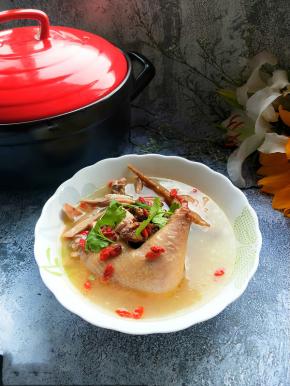 开吃吧，闻着很香，喝一口汤，浓郁，鲜香，胡椒与猪肚的味道实在是和谐，实在是好吃到爆