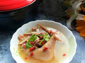 开吃吧，闻着很香，喝一口汤，浓郁，鲜香，胡椒与猪肚的味道实在是和谐，实在是好吃到爆