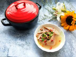 汤里加入适当食盐，放些香菜，再加一点胡椒粉