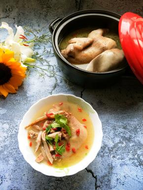 口感爽嫩，汤里浓中带清，有浓郁的药材味和胡椒香气