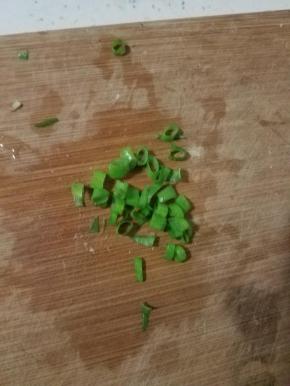葱绿切碎备用。