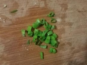 葱绿切碎备用。