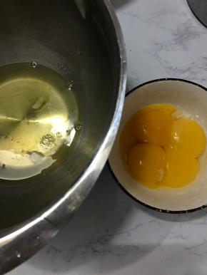 将蛋黄蛋清分离，蛋清放入无水无油的容器中，放入冰箱冷藏备用。