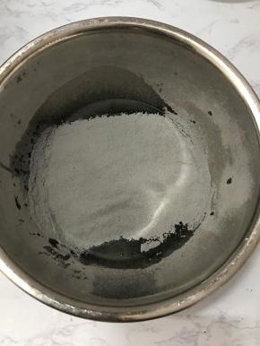 筛入低筋面粉与竹炭粉，用手动打蛋器无规则的搅拌均匀。