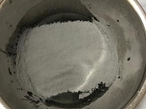 筛入低筋面粉与竹炭粉，用手动打蛋器无规则的搅拌均匀。