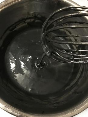 将蛋黄放入面糊中，继续用手动打蛋器搅拌均匀，成细腻的蛋黄糊，放一边备用。