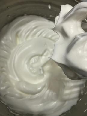 蛋清中加入几滴白醋，分3次加入细砂糖，打发至硬性发泡。