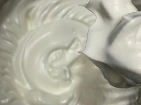 蛋清中加入几滴白醋，分3次加入细砂糖，打发至硬性发泡。