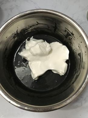 取三分之一蛋白放入蛋黄液中，用翻拌与切拌手法将两者混合均匀。