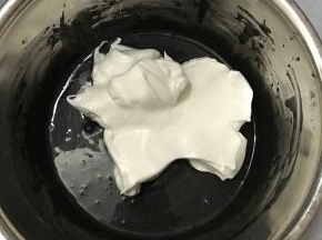 取三分之一蛋白放入蛋黄液中，用翻拌与切拌手法将两者混合均匀。
