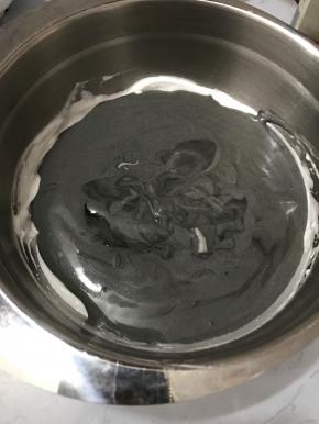 再将面糊倒入剩余蛋白中拌匀。