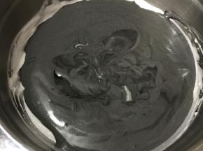 再将面糊倒入剩余蛋白中拌匀。